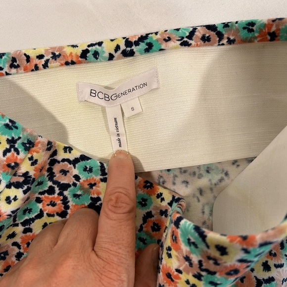 BCBGeneration mini skirt, size small, stretchy perfect for spring - Picture 4 of 7